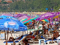 Patong (Thai: ป่าตอง) ist eine Gemeinde (Tambon) des Landkreises (Amphoe) Kathu der Provinz Phuket. Phuket liegt in der Südregion von Thailand. In der Gemeinde liegt der Patong Strand (Thai หาดป่าตอง – Hat Patong, engl.: Patong Beach), ein bekannter Strand und Touristenort an der Westküste der Insel Phuket.