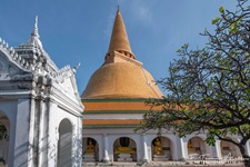Der Phra Pathom Chedi (Thai: พระปฐมเจดีย) ist mit 127 m der höchste buddhistische Chedi weltweit. Der Chedi steht in der Stadt Nakhon Pathom.