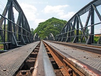 Die Brücke am Kwai ist ein Spielfilm von David Lean aus dem Jahr 1957, der auf dem gleichnamigen Roman von Pierre Boulle basiert. Zum Teil weichen Roman und Film jedoch voneinander ab. Die titelgebende Brücke ist historisch; sie überquert in der Nähe der thailändischen Stadt Kanchanaburi den Mae Nam Khwae Yai (Khwae-Yai-Fluss).