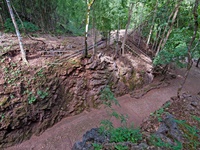 Hellfire Pass ( Thai : ช่องเขา ขาด , von den Japanern als Konyu Cutting bekannt ) ist der Name einer auf der ehemaligen Burma Railway ("Todesbahn") in Thailand geschnittenen Eisenbahn, die teilweise während des Zweiten Weltkriegs mit Zwangsarbeit gebaut wurde von alliierten Kriegsgefangenen.