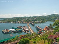 Dies ist die längste Holzbrücke in Thailand. Sie verbindet Sangkhlaburi mit den Mon Dörfern. Die Brücke liegt in einer malerischen Landschaft und bietet Gelegenheit das Leben der Einheimischen zu beobachten.
