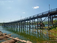 Dies ist die längste Holzbrücke in Thailand. Sie verbindet Sangkhlaburi mit den Mon Dörfern. Die Brücke liegt in einer malerischen Landschaft und bietet Gelegenheit das Leben der Einheimischen zu beobachten.