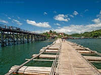 Dies ist die längste Holzbrücke in Thailand. Sie verbindet Sangkhlaburi mit den Mon Dörfern. Die Brücke liegt in einer malerischen Landschaft und bietet Gelegenheit das Leben der Einheimischen zu beobachten.