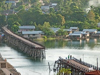 Dies ist die längste Holzbrücke in Thailand. Sie verbindet Sangkhlaburi mit den Mon Dörfern. Die Brücke liegt in einer malerischen Landschaft und bietet Gelegenheit das Leben der Einheimischen zu beobachten.