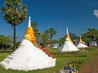 Drei Pagoden Pass 22 Kilometer von Sangkhlaburi Stadt enfernt, erinnern die drei Mini-Pagoden an diesen wichtigen Weg der Truppen während des Krieges der Ayutthaya-Periode. Er markiert auch die Thai-burmesische Grenze und ist der Ort eines kleinen blühenden Grenzdorfes. Besuchern ist es gestattet die benachbarte burmesische Siedlung zu erkunden.