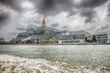 Sappaya-Sapasathan (Das Parlament Thailands), Regierungsbüro, Nationalversammlung mit goldener Pagode am Chao Phraya Fluss in Bangkok