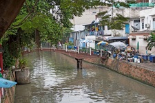Als Khlong (auch: Klong; Thai: คลอง) werden die Kanäle bezeichnet, die in der Zentralebene Thailands als Transportweg dienen