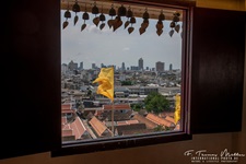 Blick vom Wat Saket Ratcha Wora Maha Wihan (auch Wat Sraket oder Tempel des Goldenen Berges, englisch Golden Mount Temple, thailändisch วัดสระเกศราชวรมหาวิหาร) ist eine der ältesten buddhistischen Tempelanlagen (Wat) in Bangkok. Er liegt im Bezirk Pom Prap Sattru Phai. Wat Saket ist ein Königlicher Tempel Zweiter Klasse.