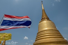 Der Wat Saket Ratcha Wora Maha Wihan (auch Wat Sraket oder Tempel des Goldenen Berges, englisch Golden Mount Temple, thailändisch วัดสระเกศราชวรมหาวิหาร) ist eine der ältesten buddhistischen Tempelanlagen (Wat) in Bangkok. Er liegt im Bezirk Pom Prap Sattru Phai. Wat Saket ist ein Königlicher Tempel Zweiter Klasse.