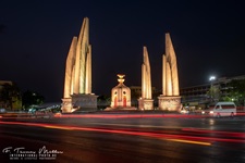 Das Demokratiedenkmal (thailändisch อนุสาวรีย์ประชาธิปไตย, RTGS: Anusawari Prachathippatai, englisch Democracy Monument) ist ein Denkmal im Zentrum von Bangkok, der Hauptstadt von Thailand. Es ist eines der Wahrzeichen der Stadt.