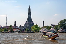 Wat Arun (Thai วัด อรุณ, Tempel der Morgenröte, ehemals: Wat Chaeng - วัดแจ้ง) ist ein buddhistischer Tempel (Wat) in Bangkoks Ortsteil Bangkok Yai am westlichen Ufer des Mae Nam Cha Phraya (Chao-Phraya-Fluss).