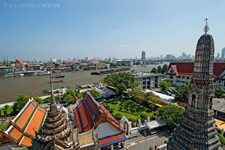 Blick vom Wat Arun (Thai วัด อรุณ, Tempel der Morgenröte, ehemals: Wat Chaeng - วัดแจ้ง) ist ein buddhistischer Tempel (Wat) in Bangkoks Ortsteil Bangkok Yai am westlichen Ufer des Mae Nam Cha Phraya (Chao-Phraya-Fluss).