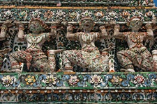 Wat Arun (Thai วัด อรุณ, Tempel der Morgenröte, ehemals: Wat Chaeng - วัดแจ้ง) ist ein buddhistischer Tempel (Wat) in Bangkoks Ortsteil Bangkok Yai am westlichen Ufer des Mae Nam Cha Phraya (Chao-Phraya-Fluss).
