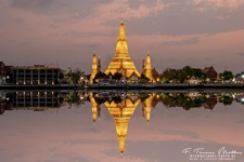 Wat Arun (Thai วัด อรุณ, Tempel der Morgenröte, ehemals: Wat Chaeng - วัดแจ้ง) ist ein buddhistischer Tempel (Wat) in Bangkoks Ortsteil Bangkok Yai am westlichen Ufer des Mae Nam Cha Phraya (Chao-Phraya-Fluss).
