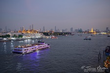 Blick auf den Königspalast und Wat Arun von der 342 Rooftop Bar im Baan Wanglang Riverside Hotel Bangkok