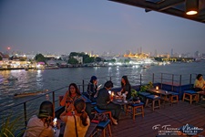 Blick auf den Königspalast und Wat Arun von der 342 Rooftop Bar im Baan Wanglang Riverside Hotel Bangkok