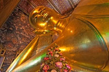 Wat Pho (thailändisch: วัดโพธิ์) ist ein Königlicher Tempel Erster Klasse, ein buddhistischer Tempel (Wat), der im Zentrum der historischen Altstadt von Bangkok (siehe Rattanakosin) liegt, unmittelbar südlich des Königspalastes.
