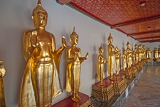 Wat Pho (thailändisch: วัดโพธิ์) ist ein Königlicher Tempel Erster Klasse, ein buddhistischer Tempel (Wat), der im Zentrum der historischen Altstadt von Bangkok (siehe Rattanakosin) liegt, unmittelbar südlich des Königspalastes.
