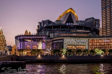 Das ICONSIAM, ist eine gemischt genutzte Anlage am Ufer des Flusses Chao Phraya in Bangkok, Thailand. Es umfasst ein großes Einkaufszentrum, das am 10. November 2018 für die Öffentlichkeit zugänglich war, sowie Hotels und Residenzen.