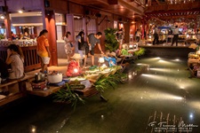 Das ICONSIAM, ist eine gemischt genutzte Anlage am Ufer des Flusses Chao Phraya in Bangkok, Thailand. Es umfasst ein großes Einkaufszentrum, das am 10. November 2018 für die Öffentlichkeit zugänglich war, sowie Hotels und Residenzen.