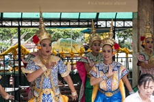 Tanzgruppe am Erawan Schrein Der Erawan-Schrein (thailändisch ศาลท้าวมหาพรหม โรงแรมเอราวัณ, RTGS: San Thao Maha Phrom Rongraem Erawan, ‚Schrein des Gottes Brahma am Erawan-Hotel‘, kurz ศาลพระพรหม San Phra Phrom) ist ein Schrein, der dem hinduistischen Gott Brahma geweiht ist. Er befindet sich im Bezirk Pathum Wan der thailändischen Hauptstadt Bangkok, an der Ratchaprasong-Kreuzung von Phloen-Chit- und Ratchadamri-Straße.