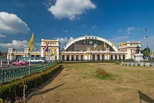 Der Bahnhof Hua Lamphong (thailändisch สถานีรถไฟหัวลำโพง, RTGS Sathani Rot Fai Hua Lamphong, ist ein Personenbahnhof in Bangkok. Die Anlage in der Innenstadt, im Bezirk Pathum Wan, war bis 2023 der zentrale Knotenpunkt im Netz der Thailändischen Staatsbahn.