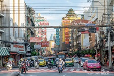 Die Thanon Yaowarat (Thai: ถนนเยาวราช – Engl.: Yaowarat Road, Deutsch etwa: „Straße des jungen Kronprinzen“ ist eine Straße im Stadtteil Samphanthawong von Chinatown