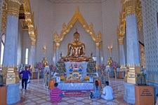 Das Wat Traimit Withayaram Worawihan beherbergt den weltweit größten Buddha (5,5t), welcher vor über 700 Jahren aus rund 83 Prozent Gold gegossen wurde.