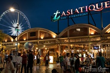 Asiatique The Riverfront ist ein großes Freiluft-Einkaufszentrum in Bangkok, Thailand. Es befindet sich in den ehemaligen Docks der ostasiatischen Kompanie und blickt auf den Chao Phraya River und die Charoen Krung Road. Der Komplex wurde 2012 nach einer umfangreichen Renovierung des Areals eröffnet.