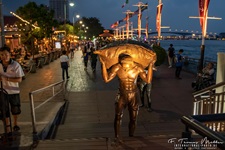 Asiatique The Riverfront ist ein großes Freiluft-Einkaufszentrum in Bangkok, Thailand. Es befindet sich in den ehemaligen Docks der ostasiatischen Kompanie und blickt auf den Chao Phraya River und die Charoen Krung Road. Der Komplex wurde 2012 nach einer umfangreichen Renovierung des Areals eröffnet.