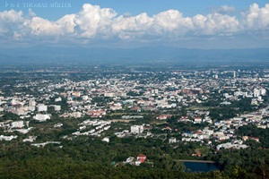 Chiang Mai (auch Chiengmai, Xiang Mai oder Kiangmai, เชียงใหม่,ist eine Großstadt (เทศบาลนครเชียงใหม่) in der thailändischen Provinz Chiang Mai. Sie ist die Hauptstadt des Landkreises (Amphoe) Mueang Chiang Mai und die Hauptstadt der Provinz Chiang Mai. Mit ihren 135.757 Einwohnern ist sie die größte und kulturell wichtigste Stadt in der Nordregion von Thailand und wird wegen der landschaftlichen Schönheit auch Rose des Nordens genannt.