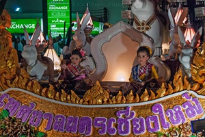 Chiang Mai Loi Krathong (auch: Loy Krathong, Thai ลอยกระทง) ist das Lichterfest, das in Thailand landesweit am Tag des Vollmonds im zwölften Monat des traditionellen thailändischen Lunisolarkalenders gefeiert wird. Es fällt üblicherweise in den November.