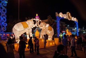 Chiang Mai Loi Krathong (auch: Loy Krathong, Thai ลอยกระทง) ist das Lichterfest, das in Thailand landesweit am Tag des Vollmonds im zwölften Monat des traditionellen thailändischen Lunisolarkalenders gefeiert wird. Es fällt üblicherweise in den November.