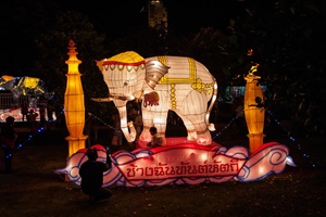 Chiang Mai Loi Krathong (auch: Loy Krathong, Thai ลอยกระทง) ist das Lichterfest, das in Thailand landesweit am Tag des Vollmonds im zwölften Monat des traditionellen thailändischen Lunisolarkalenders gefeiert wird. Es fällt üblicherweise in den November.