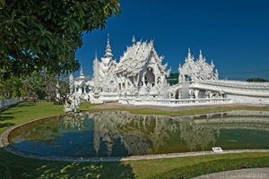 Wat Rong Khun (thailändisch: วัดร่องขุ่น) ist eine private Kunstausstellung im Stile einer buddhistischen Tempelanlage in der Provinz Chiang Rai in Nord-Thailand. Er liegt in der Nähe der Schnellstraße 1 zwischen den kleinen Orten Bua Sali und Pa O Don Chai Der Bau begann 1997 und ist noch nicht fertiggestellt.